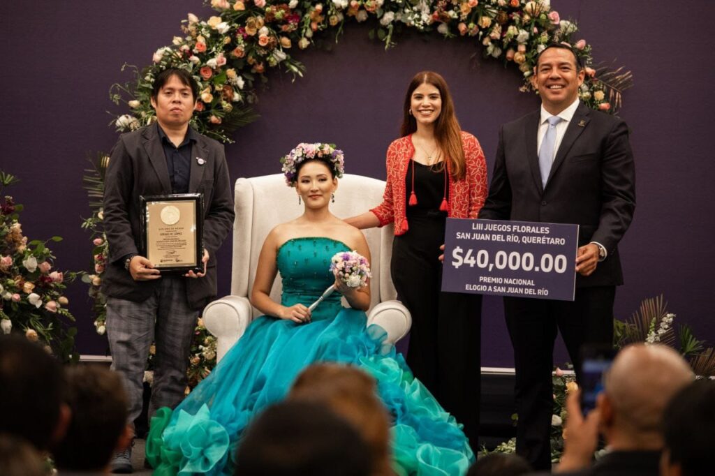 Entrega Roberto Cabrera premios de los LIII Juegos Florales San Juan del Río 2025