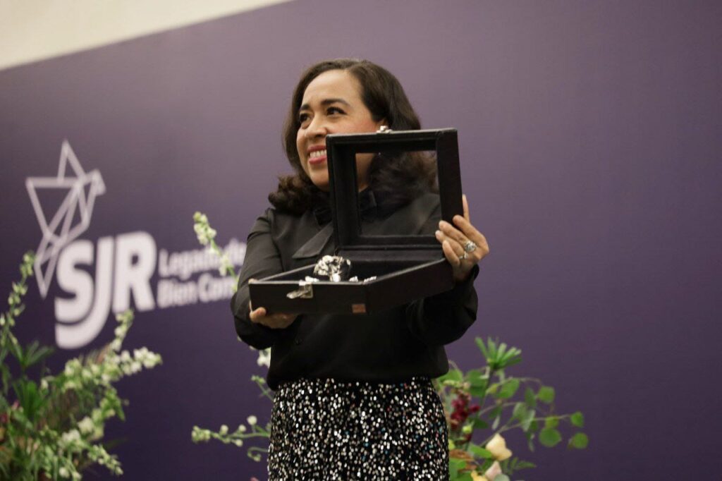 Entrega Roberto Cabrera premios de los LIII Juegos Florales San Juan del Río 2025