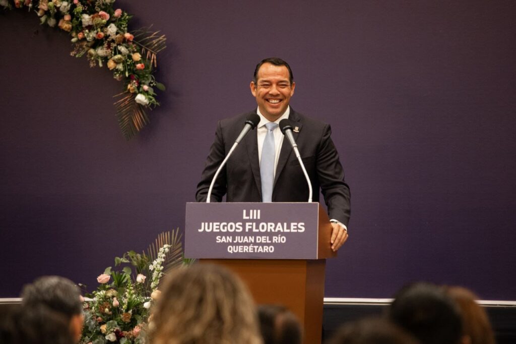 Entrega Roberto Cabrera premios de los LIII Juegos Florales San Juan del Río 2025