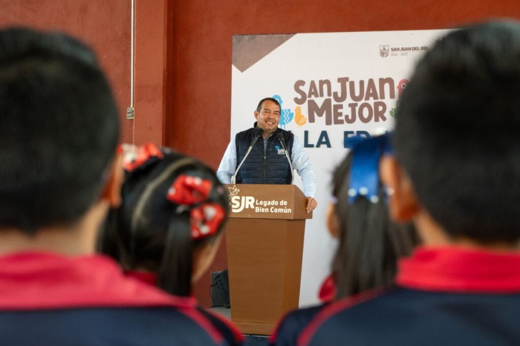 Encabeza Roberto Cabrera honores a la Bandera en primaria del Barrio de La Cruz