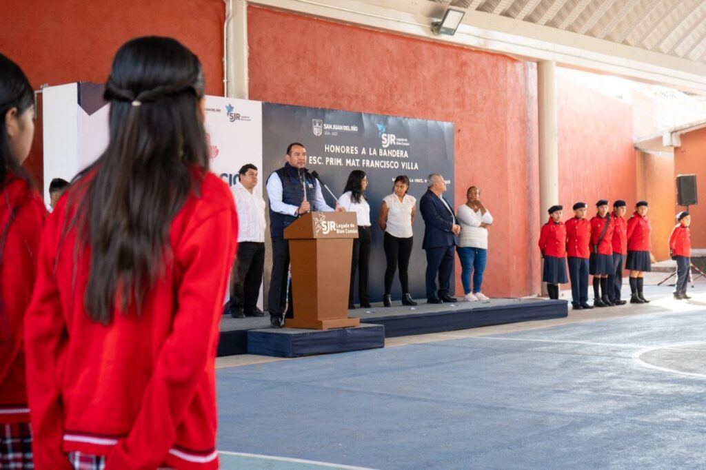 Encabeza Roberto Cabrera honores a la Bandera en primaria del Barrio de La Cruz