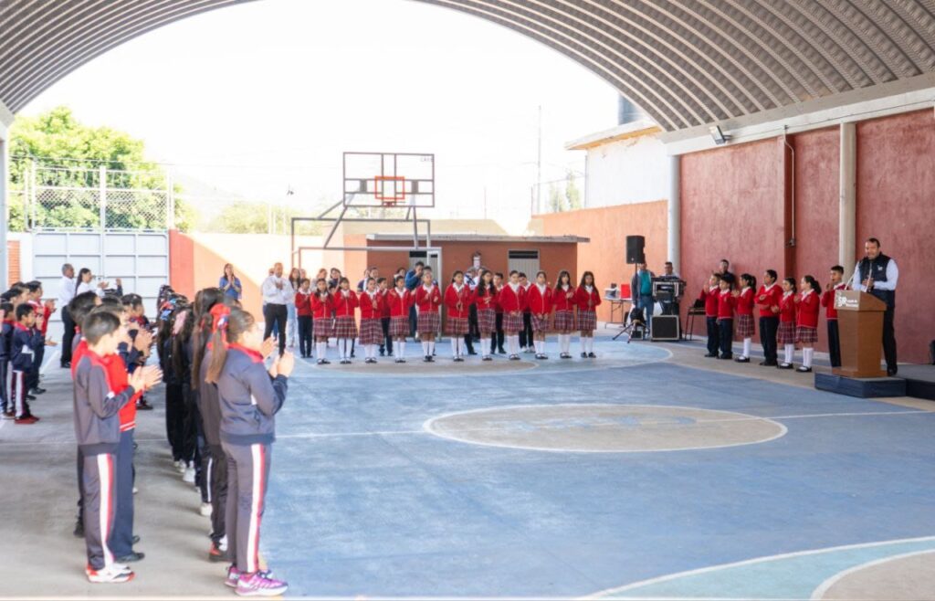 Encabeza Roberto Cabrera honores a la Bandera en primaria del Barrio de La Cruz
