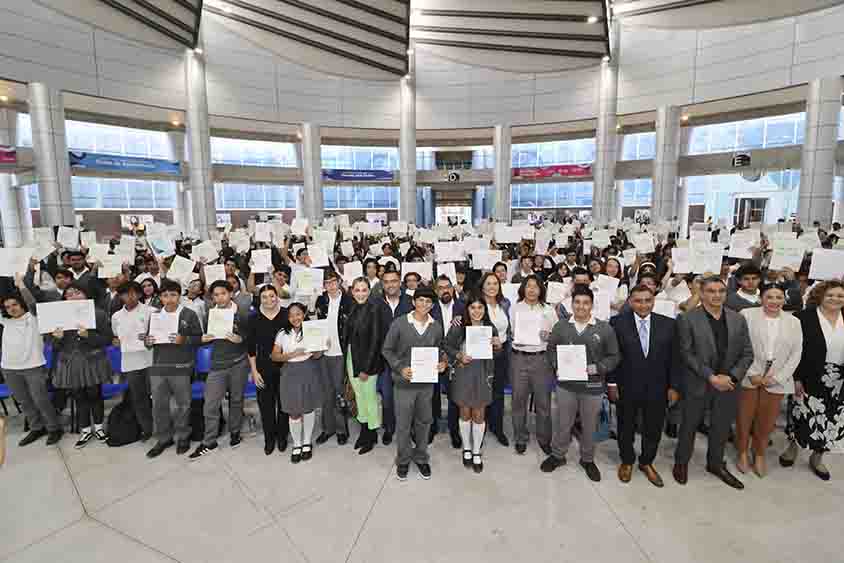 Entrega Martha Soto certificaciones Cambridge a estudiantes del CECyTEQ