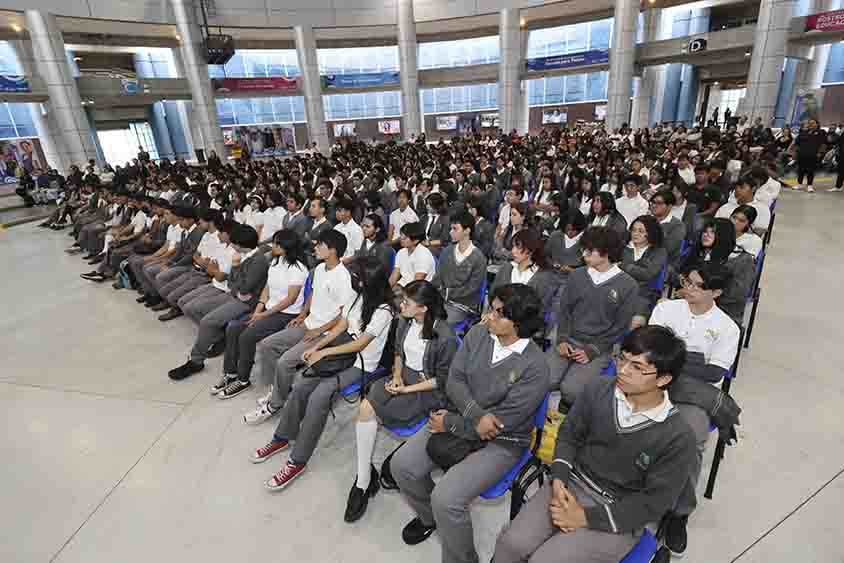 Entrega Martha Soto certificaciones Cambridge a estudiantes del CECyTEQ