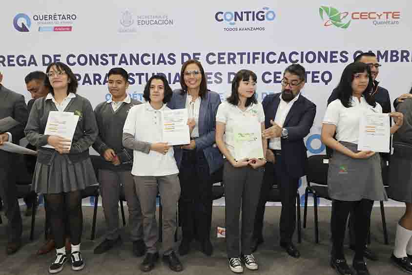 Entrega Martha Soto certificaciones Cambridge a estudiantes del CECyTEQ