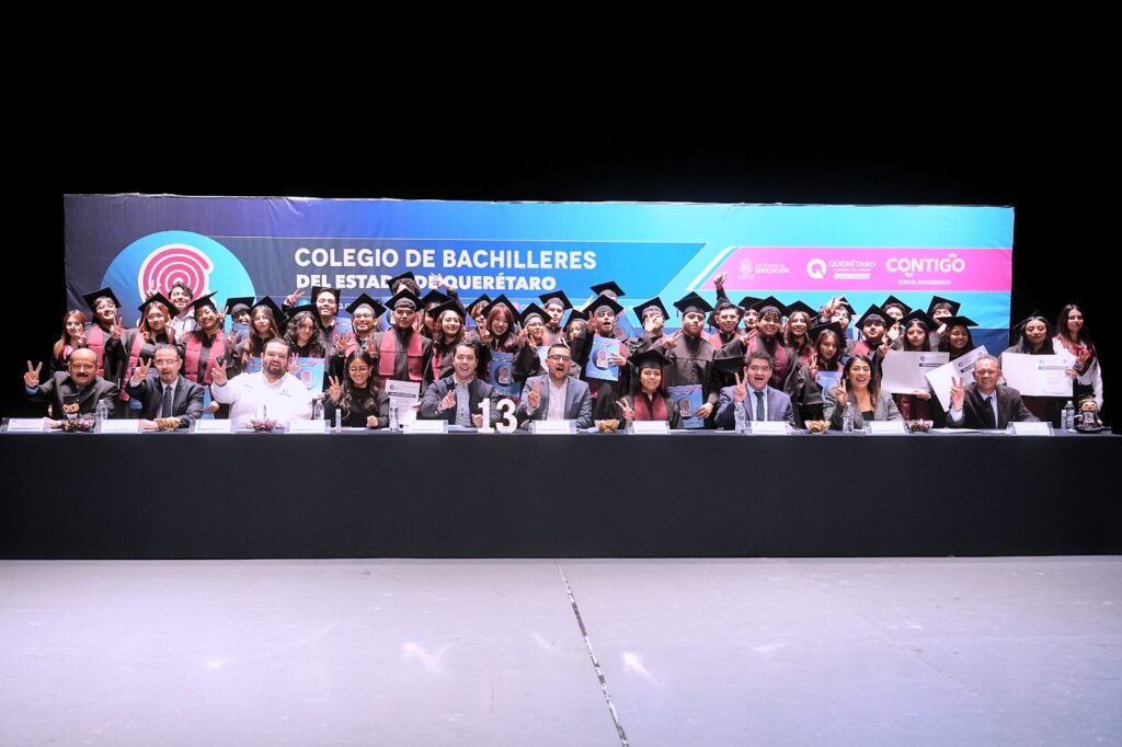 Encabeza Felifer Macías ceremonia de graduación del COBAQ Plantel 13