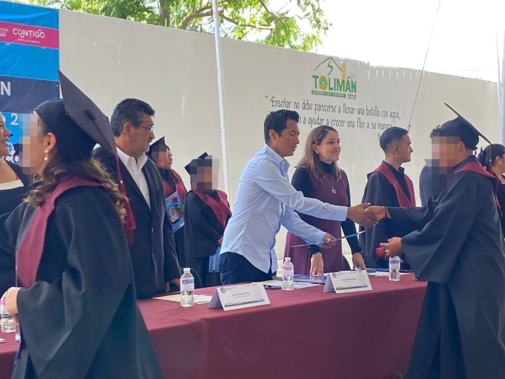 Alcalde de Tolimán asiste a ceremonia de graduación del COBAQ Plantel 6.