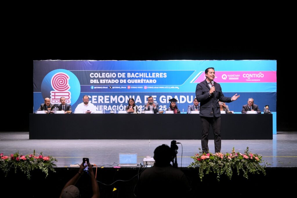 Encabeza Felifer Macías ceremonia de graduación del COBAQ Plantel 13