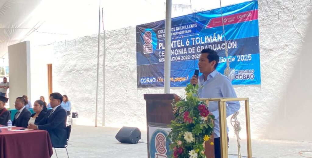 Alcalde de Tolimán asiste a ceremonia de graduación del COBAQ Plantel 6.