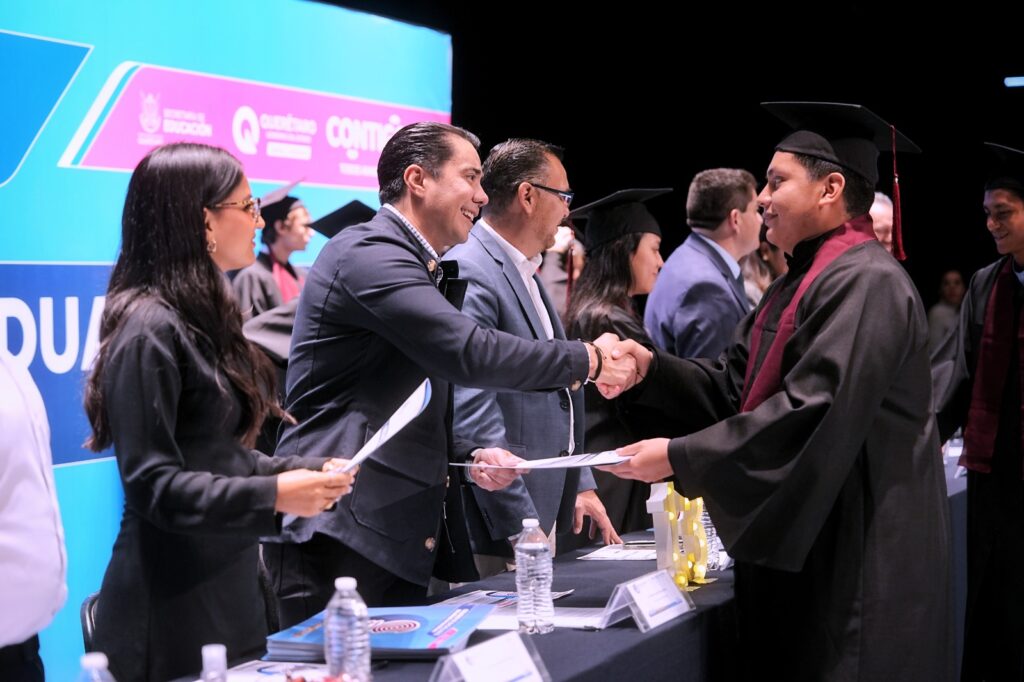 Encabeza Felifer Macías ceremonia de graduación del COBAQ Plantel 13