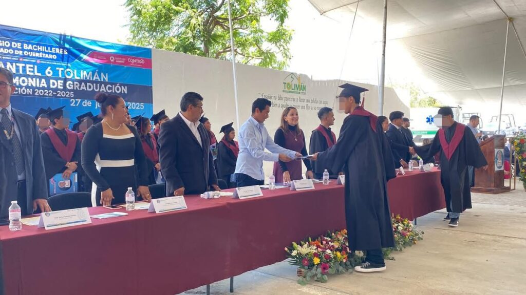 Alcalde de Tolimán asiste a ceremonia de graduación del COBAQ Plantel 6.