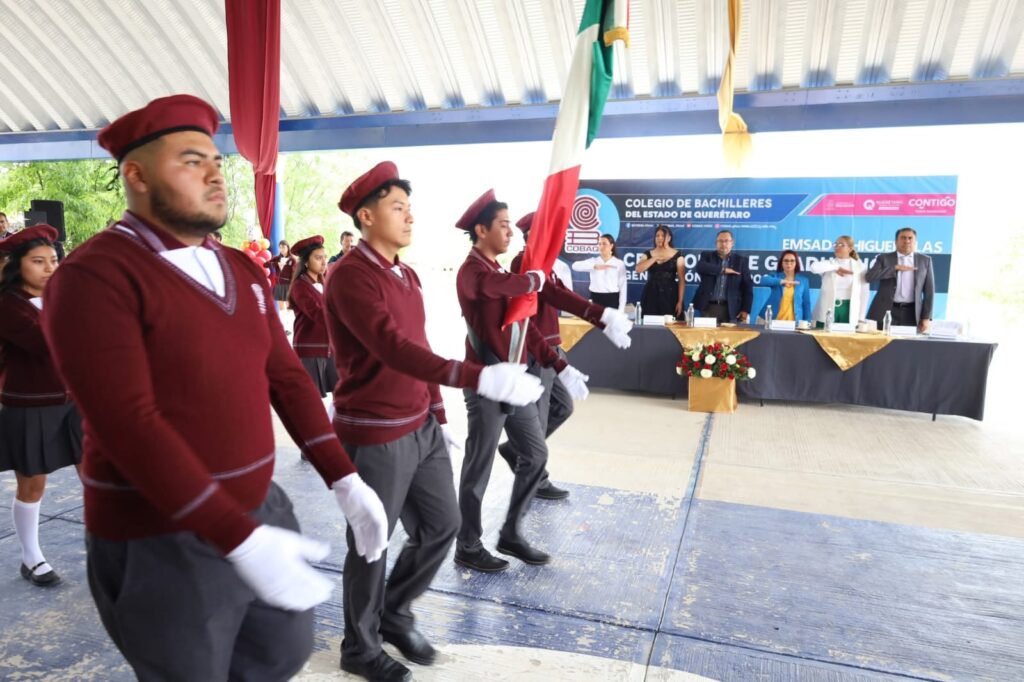 Celebran ceremonia de graduación en el EMSAD 7 Higuerillas del COBAQ