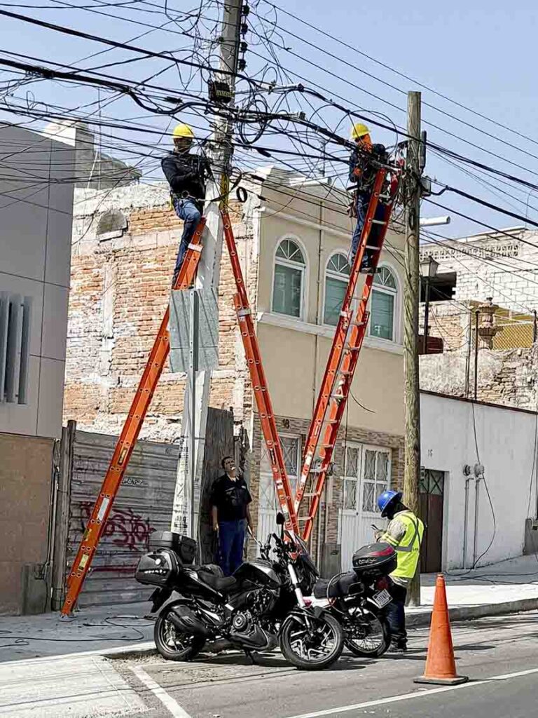 Suman 3.8 toneladas de cables en desuso retirados de la vía pública en Querétaro