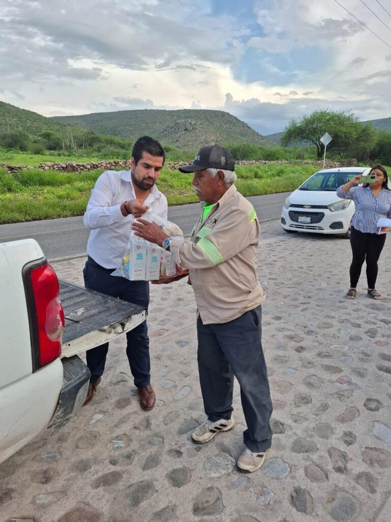 Trabajadores del municipio reparten despensas en La Estancia para apoyar a familias afectadas por lluvias.