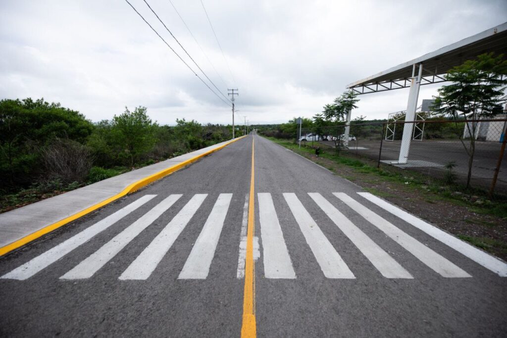 Roberto Cabrera entrega banqueta de la calle Principal en la comunidad La Estancita