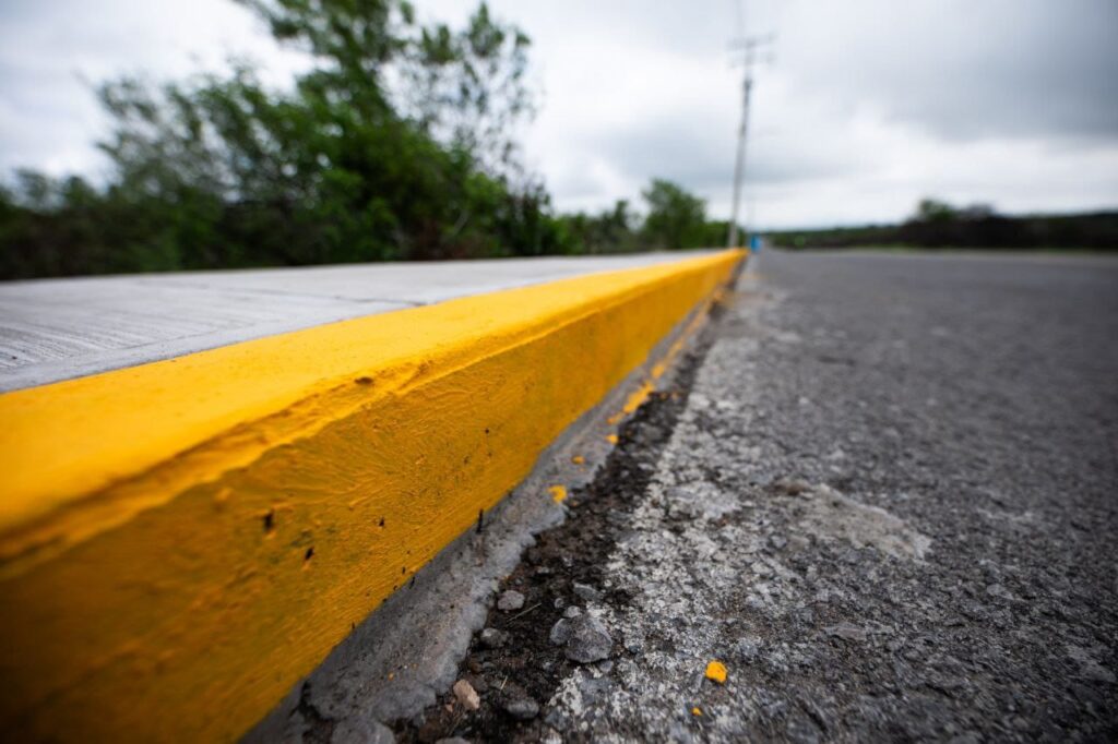 Roberto Cabrera entrega banqueta de la calle Principal en la comunidad La Estancita