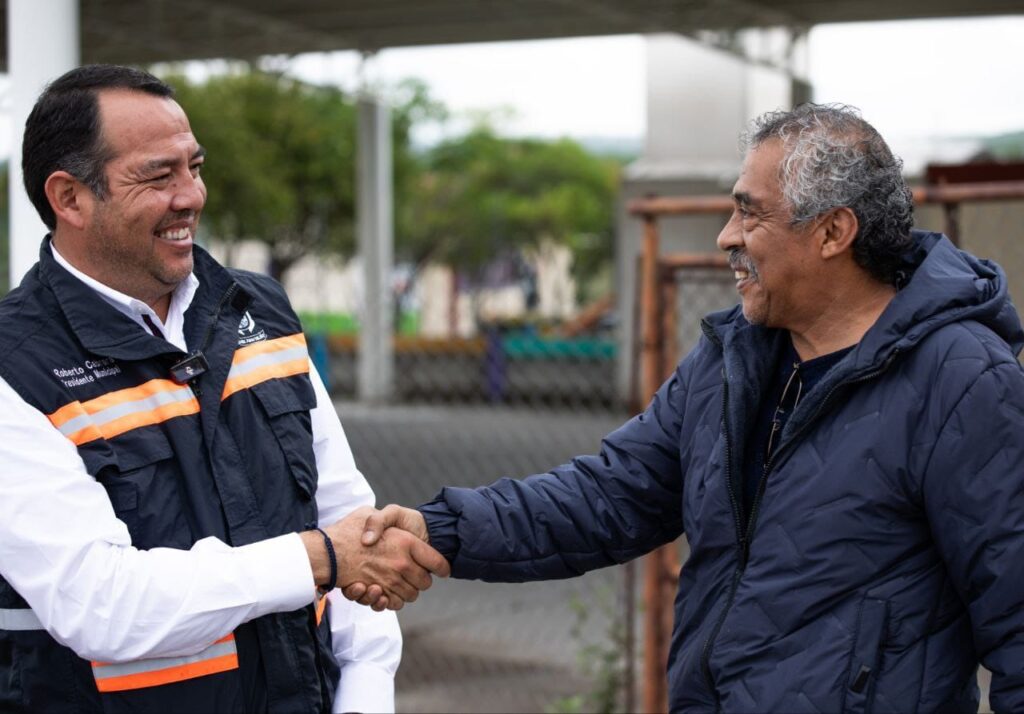 Roberto Cabrera entrega banqueta de la calle Principal en la comunidad La Estancita