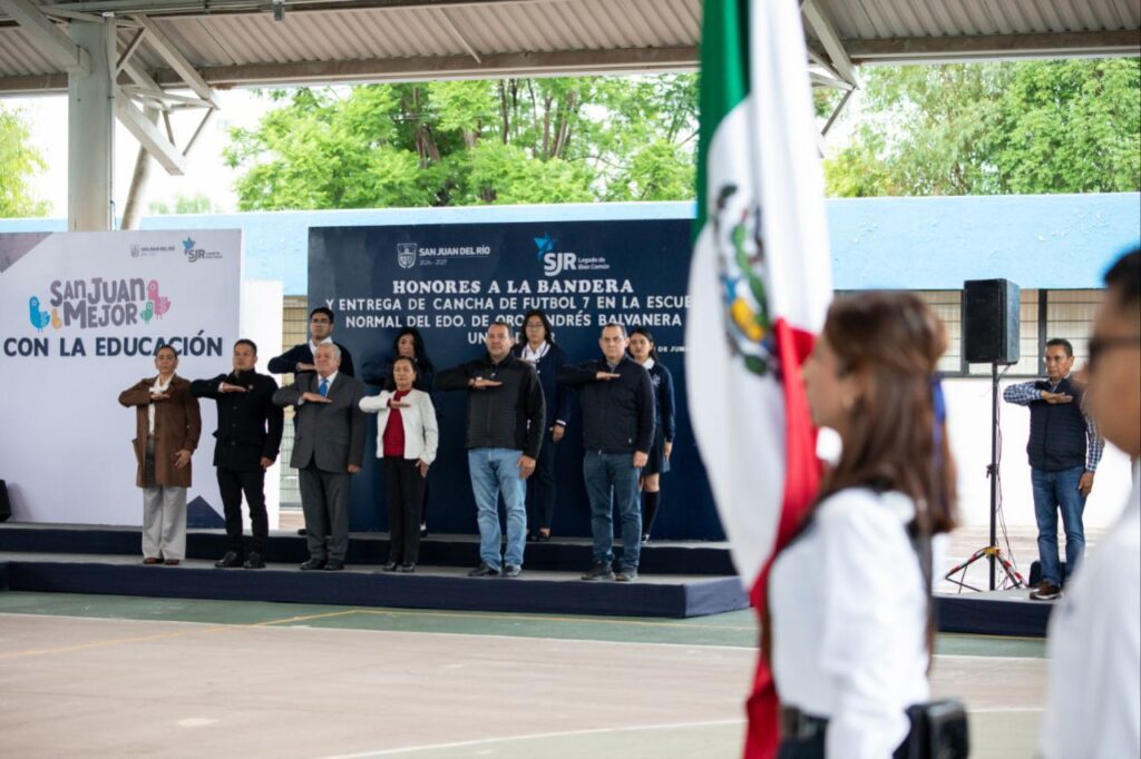 Entrega Roberto Cabrera Cancha de Fútbol 7 en la Centenaria y Benemérita Escuela Normal del Estado de Querétaro “Andrés Balvanera”