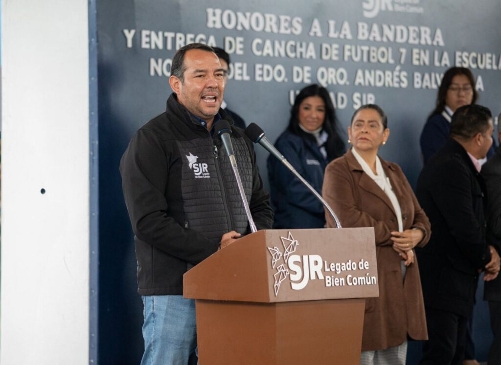 Entrega Roberto Cabrera Cancha de Fútbol 7 en la Centenaria y Benemérita Escuela Normal del Estado de Querétaro “Andrés Balvanera”