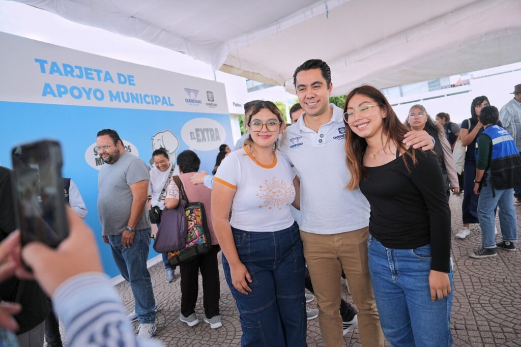Encabeza Felifer Macías entrega de apoyos del programa “El Extra” a familias de la Delegación Epigmenio González