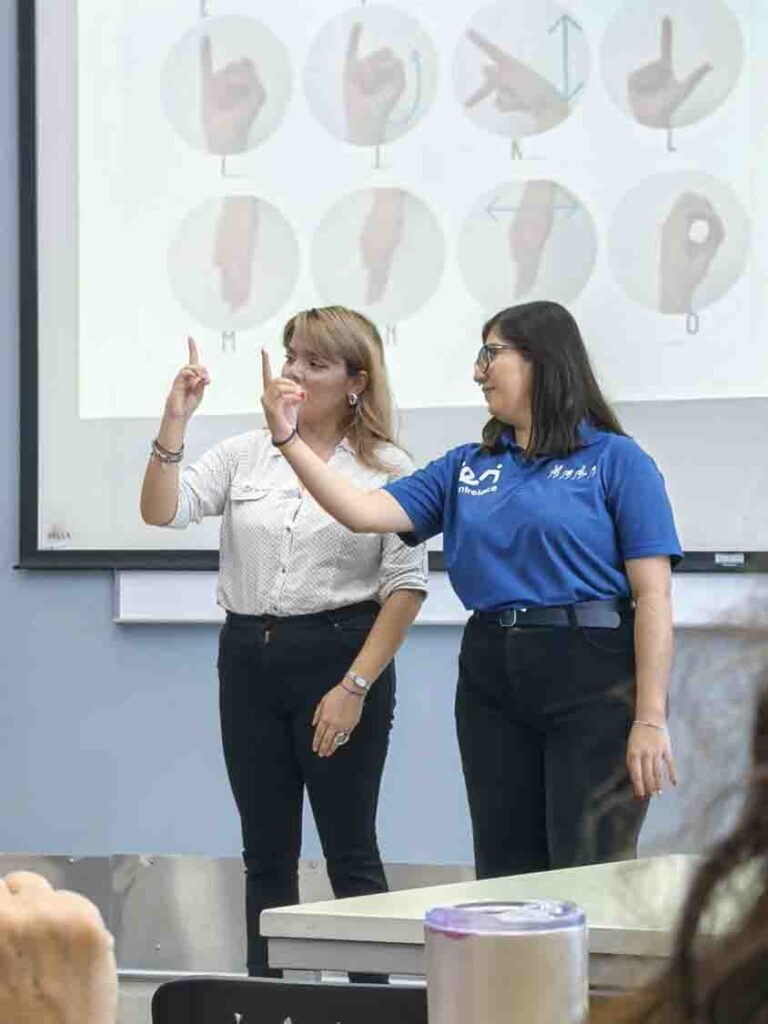 Personal del Gómez Morin aprende lenguaje de señas para un servicio incluyente