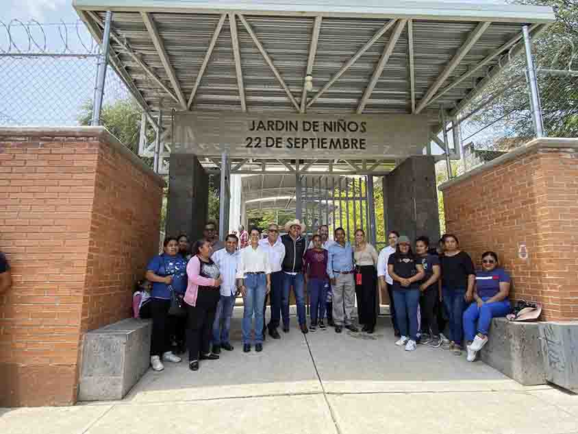 Entrega IFEQ obras educativas en Pedro Escobedo
