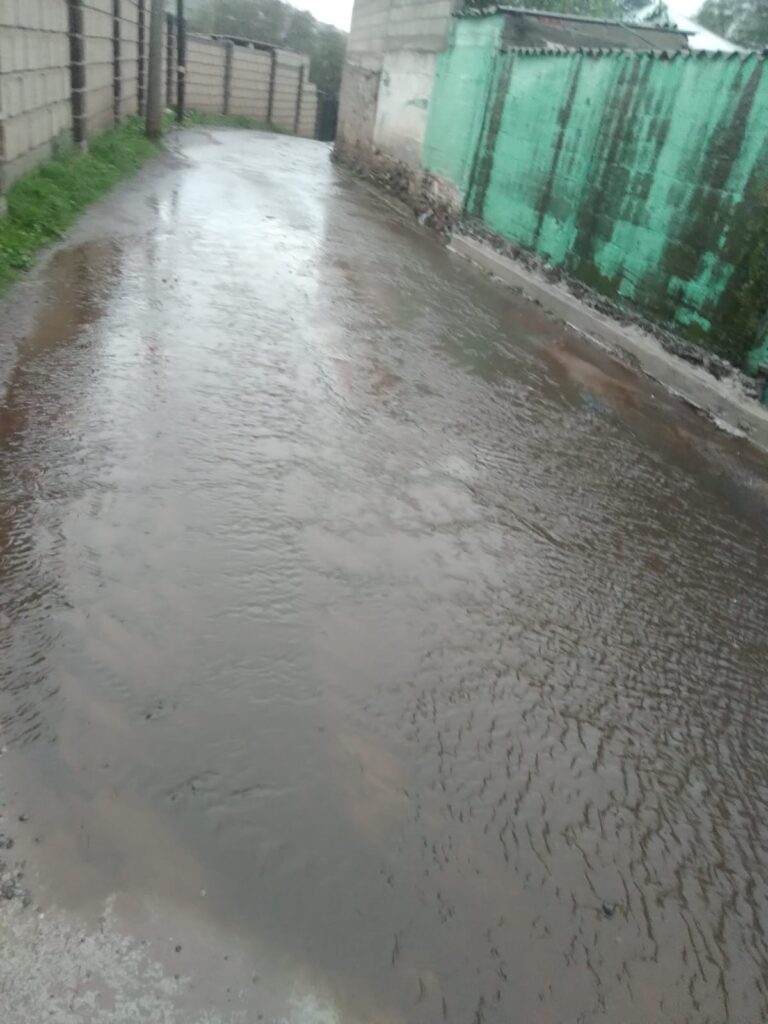 “Calles inundadas y olvidadas: Vecinos de Colón exigen solución urgente”