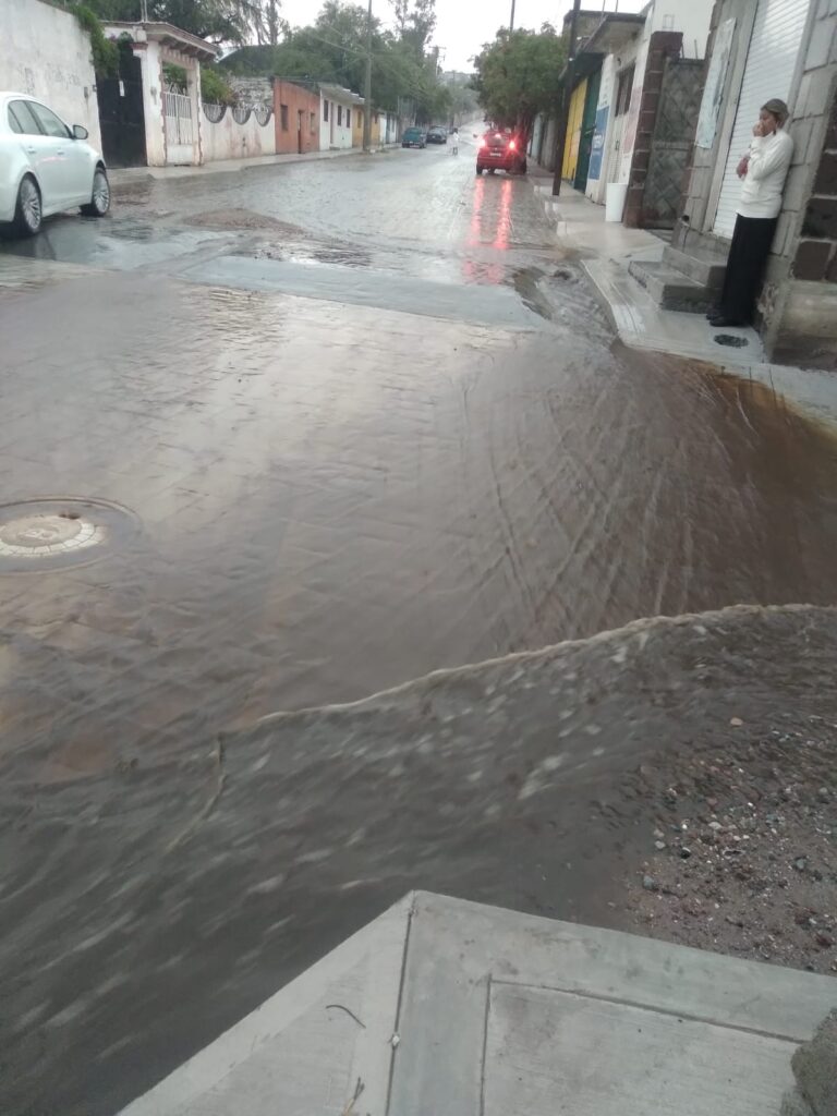 “Calles inundadas y olvidadas: Vecinos de Colón exigen solución urgente”