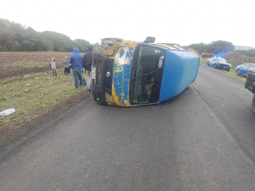 Vuelca transporte de personal en la carretera 431