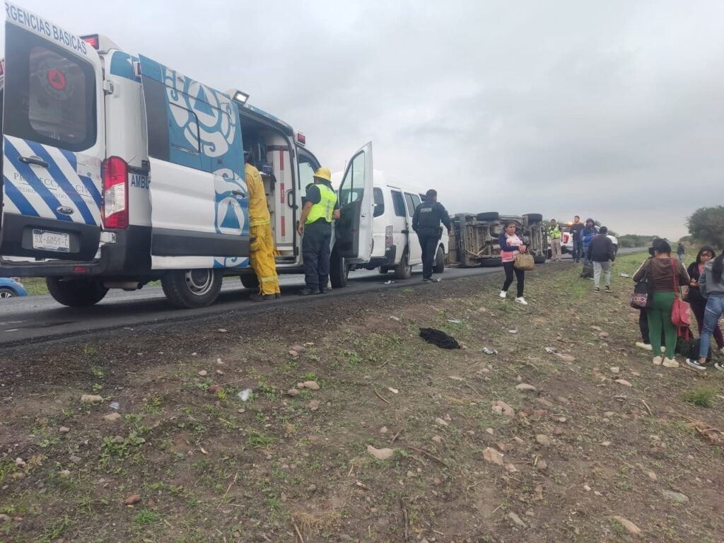 Vuelca transporte de personal en la carretera 431