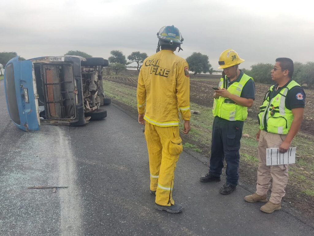 Vuelca transporte de personal en la carretera 431