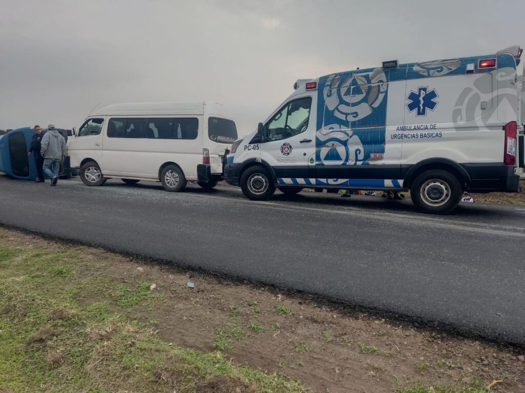 Vuelca transporte de personal en la carretera 431