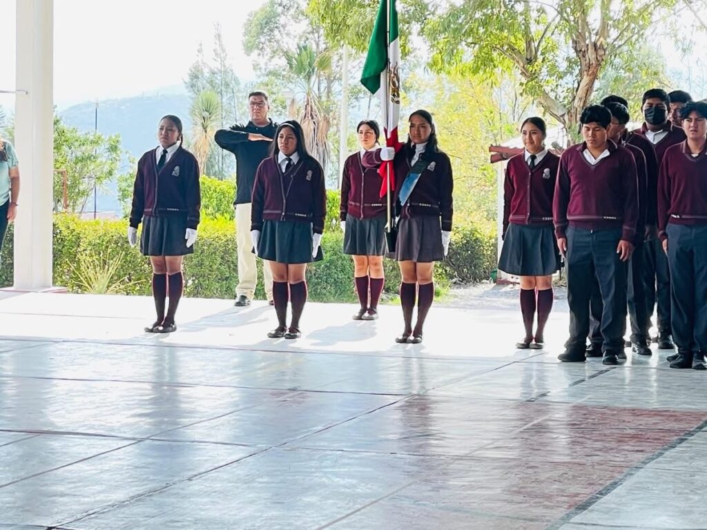 Cierre de ciclo escolar con honores a la bandera en el COBAQ 32