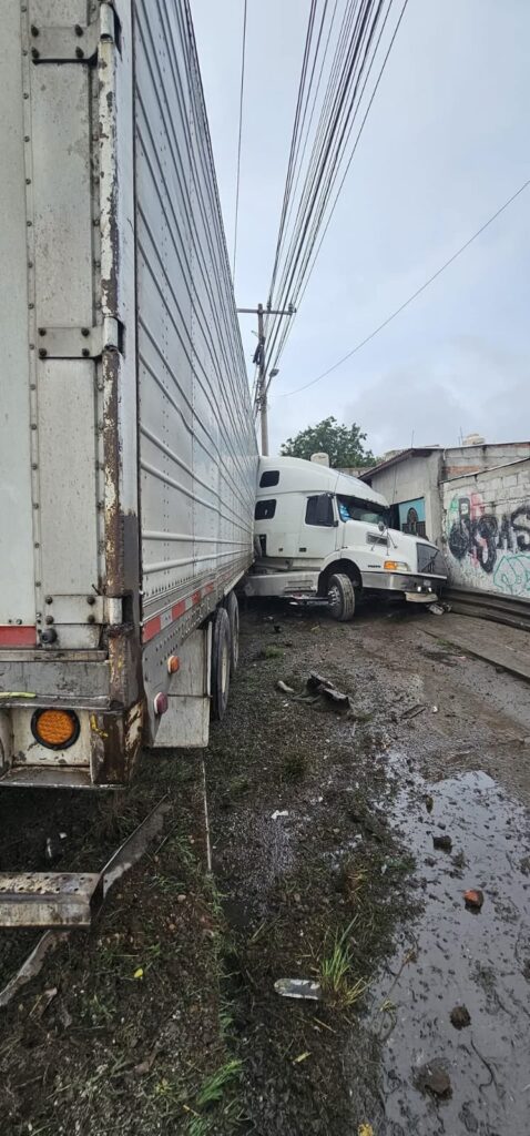 Impactante choque de tráiler contra inmueble en la 57