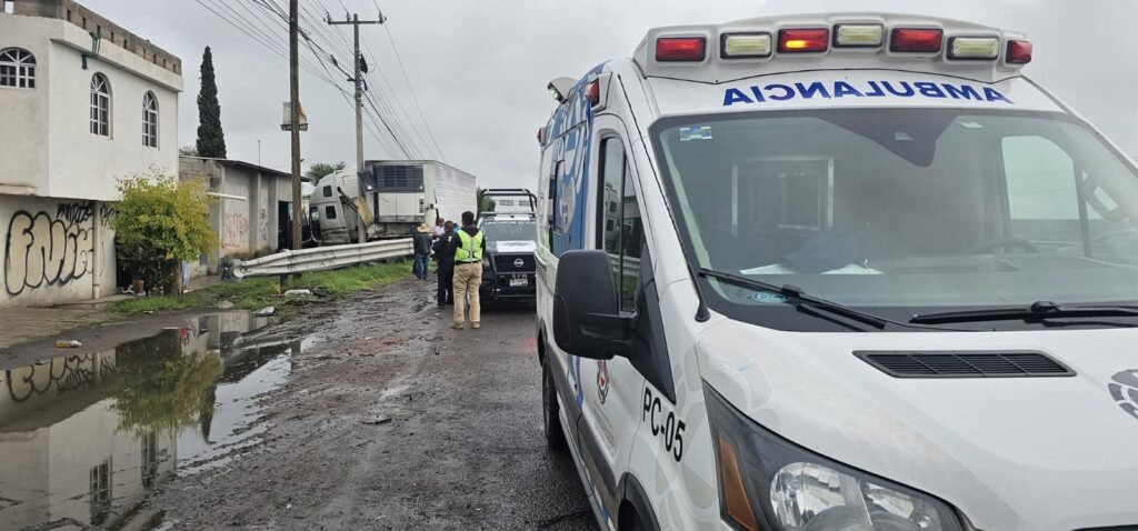 Impactante choque de tráiler contra inmueble en la 57
