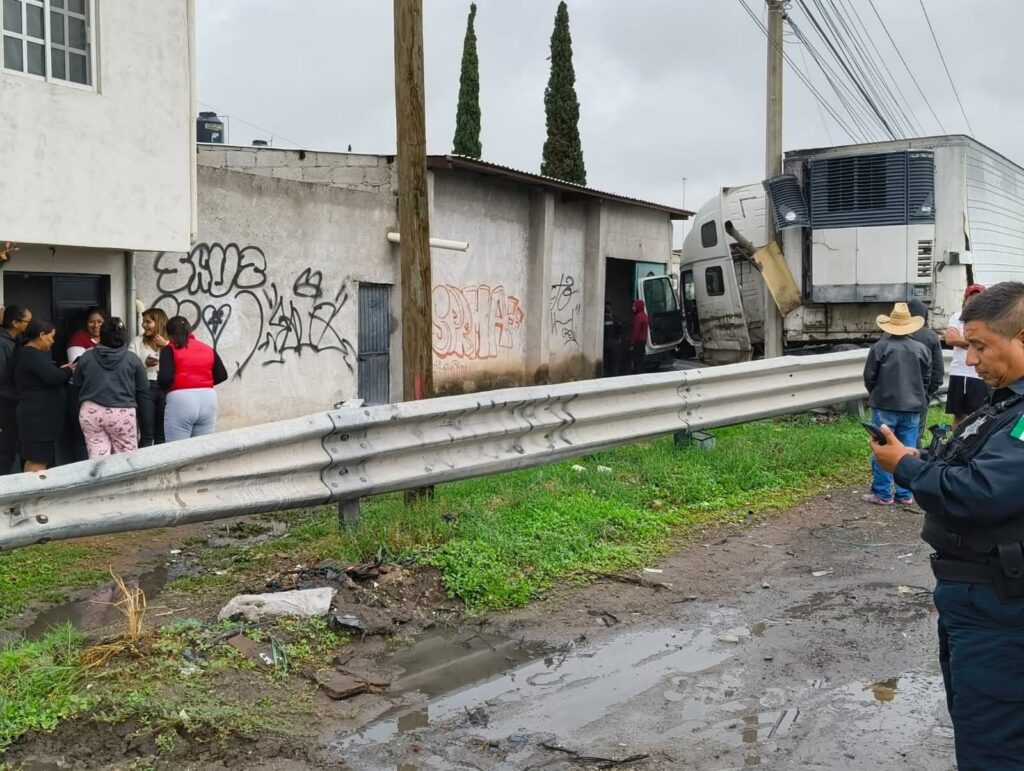 Impactante choque de tráiler contra inmueble en la 57