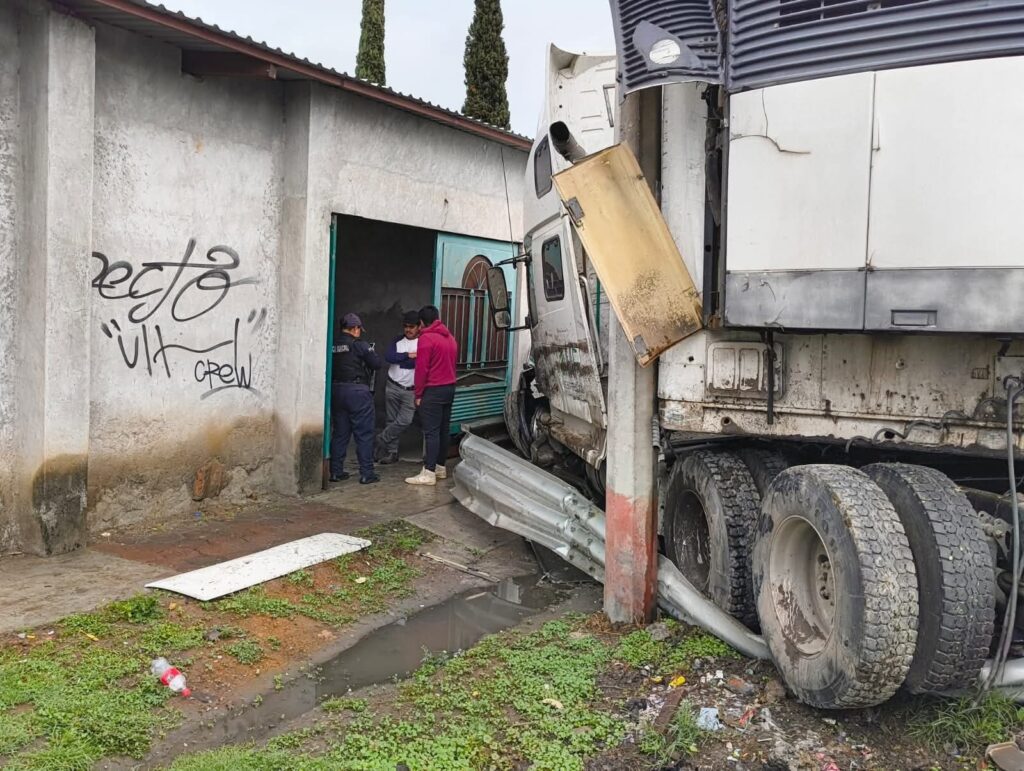 Impactante choque de tráiler contra inmueble en la 57
