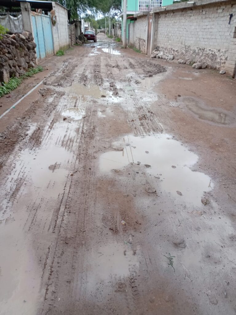 De mal en peor! Tierra mal tirada deja intransitable calle rumbo a telesecundaria