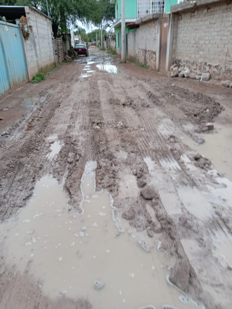 De mal en peor! Tierra mal tirada deja intransitable calle rumbo a telesecundaria