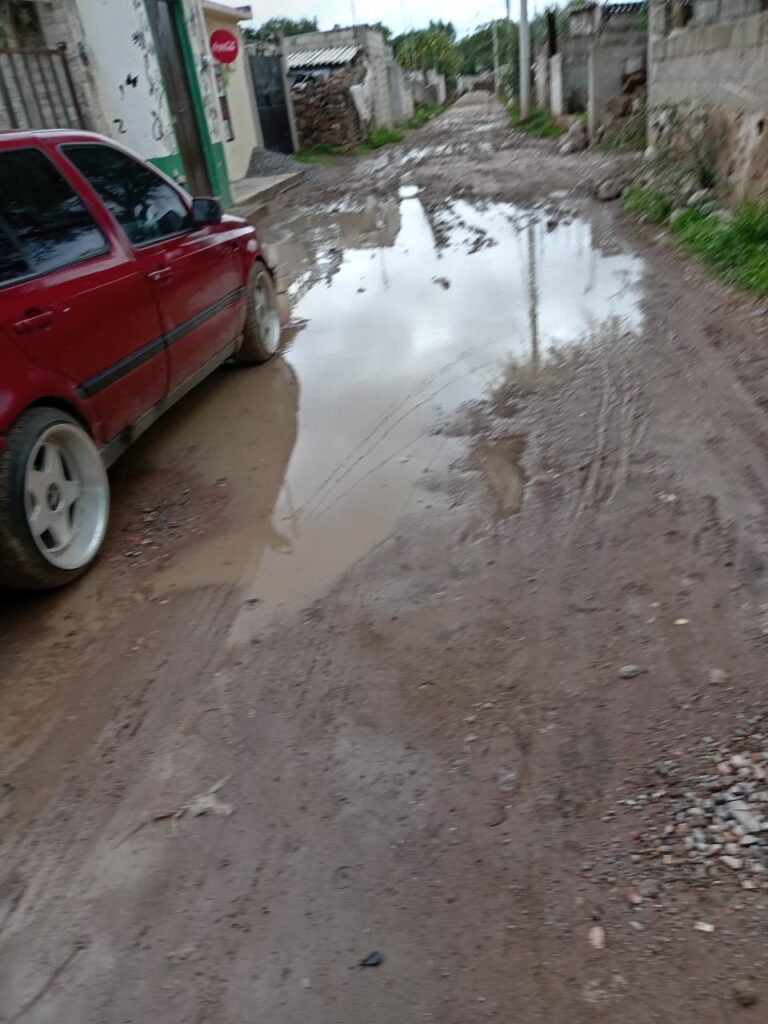 De mal en peor! Tierra mal tirada deja intransitable calle rumbo a telesecundaria