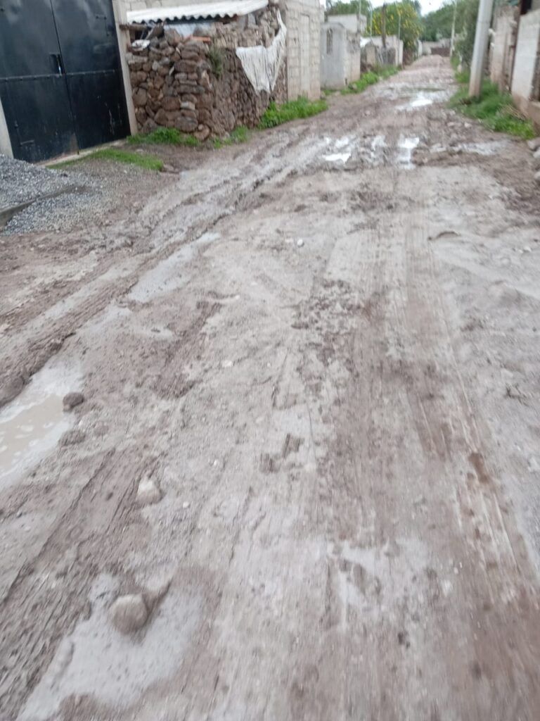 De mal en peor! Tierra mal tirada deja intransitable calle rumbo a telesecundaria