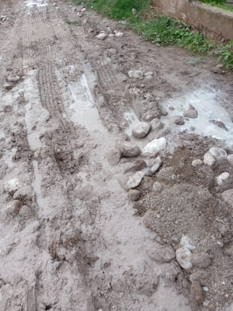 De mal en peor! Tierra mal tirada deja intransitable calle rumbo a telesecundaria