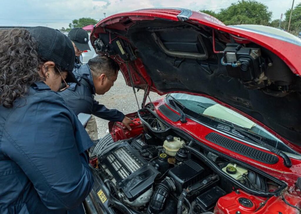 Aseguran vehículos con irregularidades en tianguis de Ezequiel Montes
