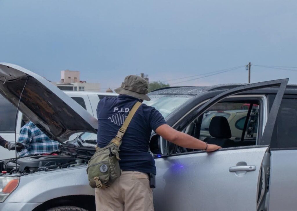Aseguran vehículos con irregularidades en tianguis de Ezequiel Montes