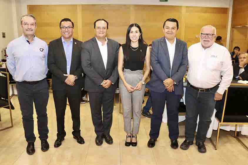 Dialoga Liliana San Martín con el Clúster de Plásticos