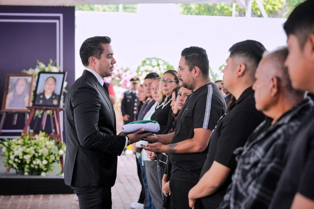 Felifer Macías honra la memoria de la oficial Lorena Hernández Hernández