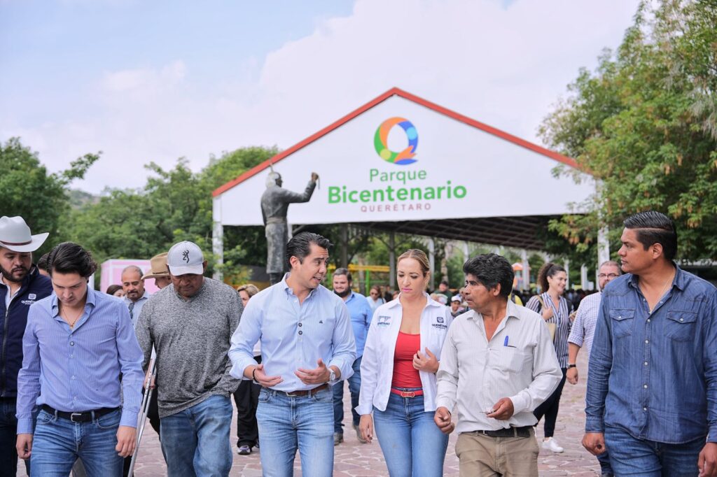 Encabeza Felifer Macías entrega de semillas a productores de Santa Rosa Jáuregui y Felipe Carrillo Puerto