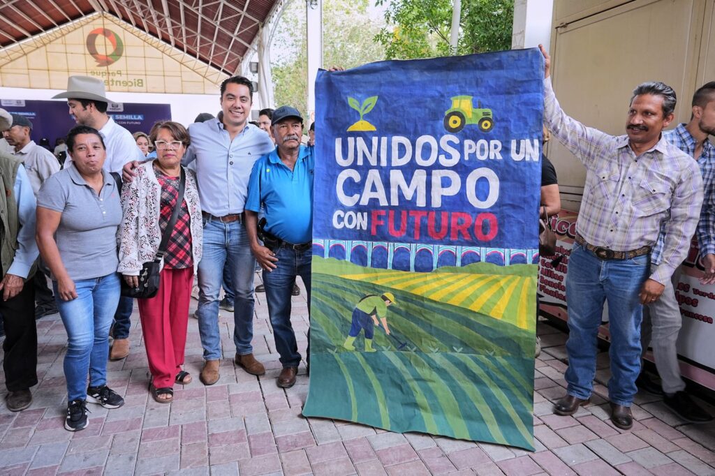 Encabeza Felifer Macías entrega de semillas a productores de Santa Rosa Jáuregui y Felipe Carrillo Puerto