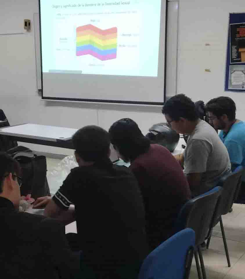 Capacitan a estudiantes de la Facultad de Ciencias Políticas de la UAQ sobre salud y prevención de discriminación, así como violencia hacia la diversidad sexual.