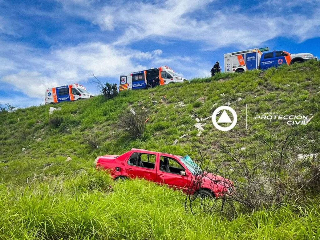 Volcadura en El Lagartijero deja tres lesionados